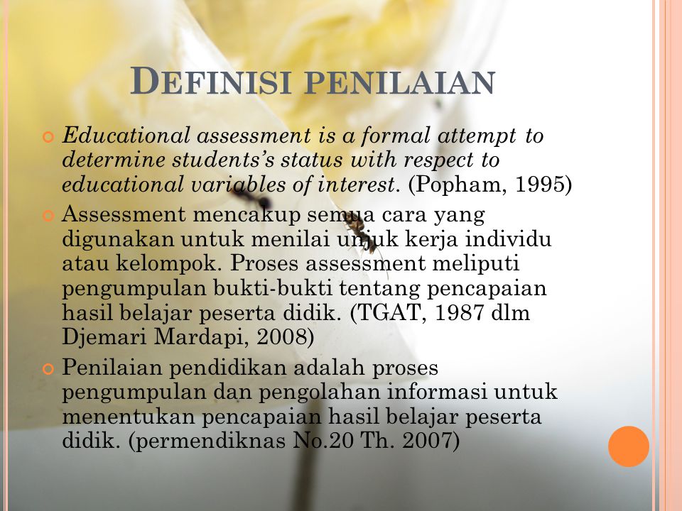 D EFINISI PENILAIAN Educational assessment is a formal attempt to determine students’s status with respect to educational variables of interest.